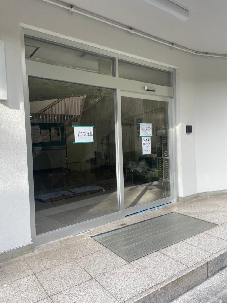 愛知県大府市　学生寮玄関の自動ドア取付工事　